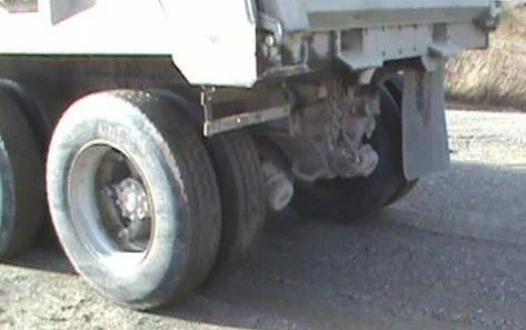 Back wheels of a tractor-trailer unit with a missing mud flap